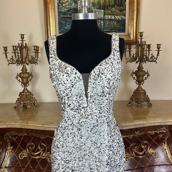 Women,formal all over sequins fitted special Occasion Evening dress - Picture 8 of 10